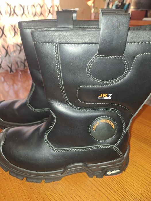 Botas de trabalho de cano alto. novas