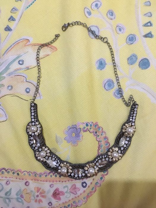 Colar com tecido e pérolas