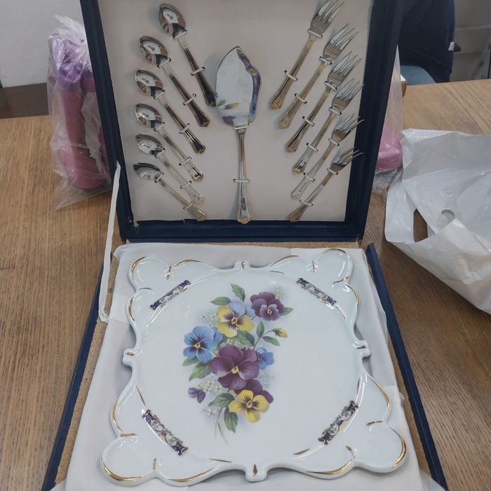 Prato para bolo com talheres novo