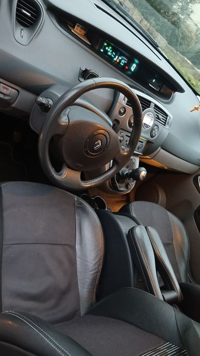 Продам сімейний автомобіль .