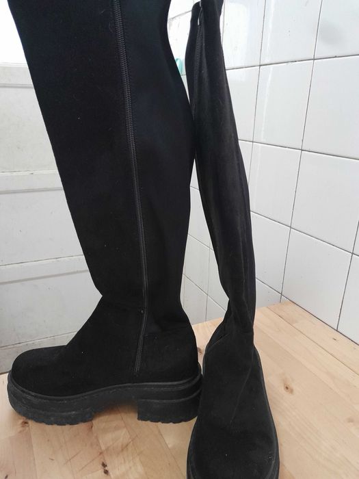 Botas sola grossa cano alto com fecho