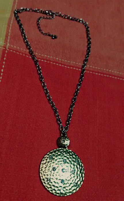 Colar com Pendente Martelado e Pedrarias