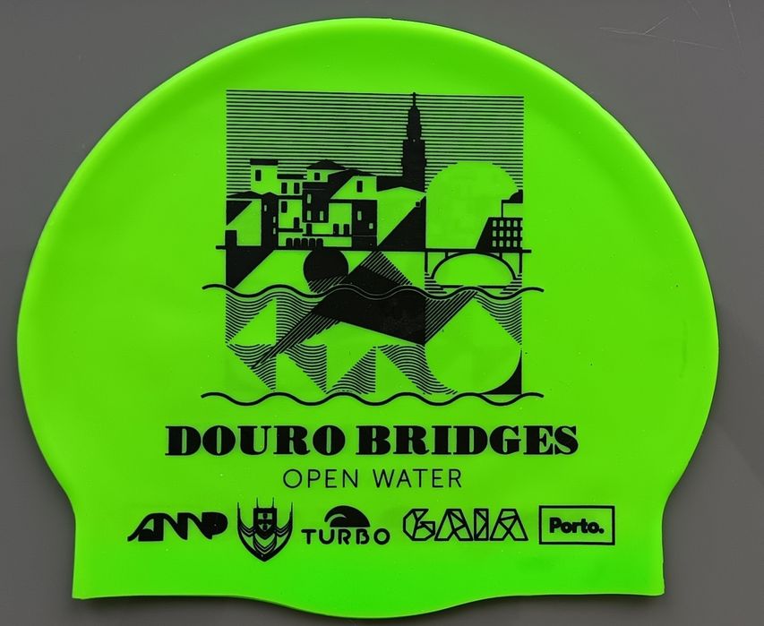 Touca de natação de silicone, prova Douro Bridges Open Water 2026 4 km, como nova, só usada uma vez no dia da prova.