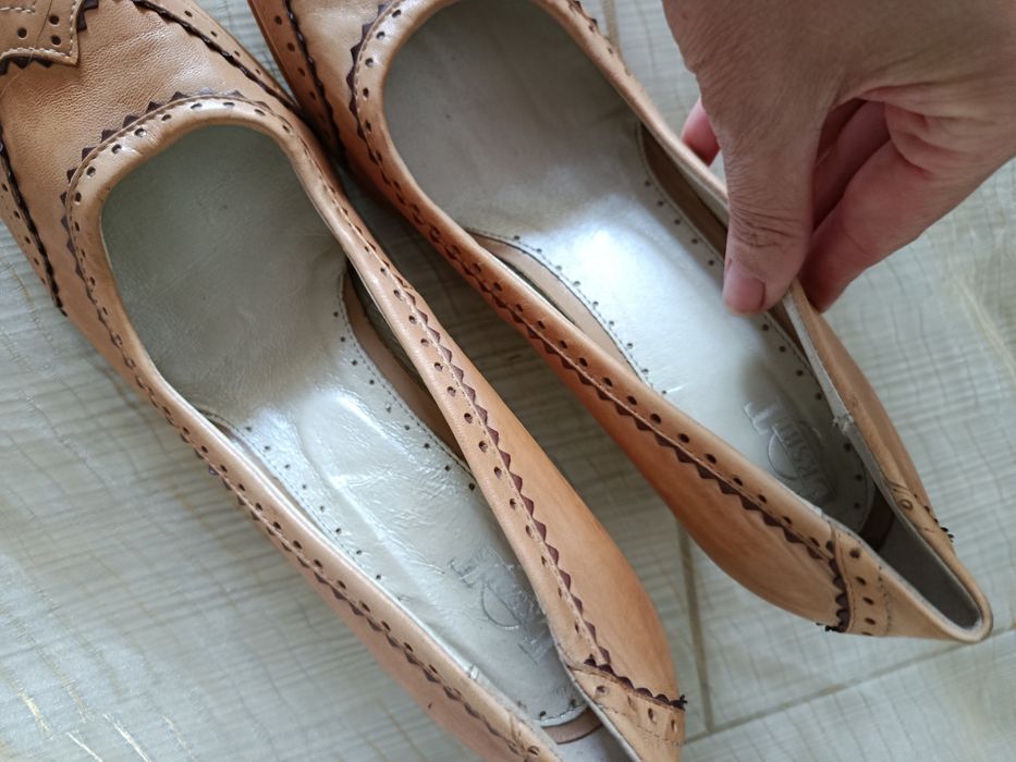 Buty damskie skórzane na obcasie  38