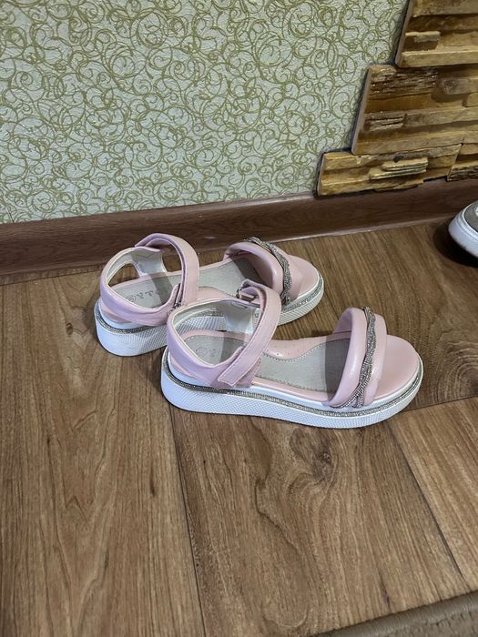 Продам босоніжки дитячі