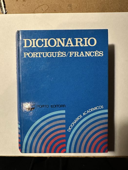 Livro “Dicionário Português/Francês” e Porto Editora