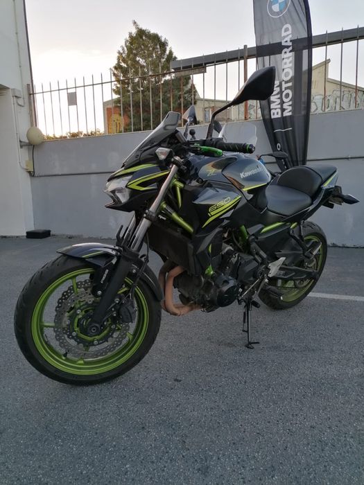 Kawasaki Z650 (  Fazemos financiamento ) Mota com extras