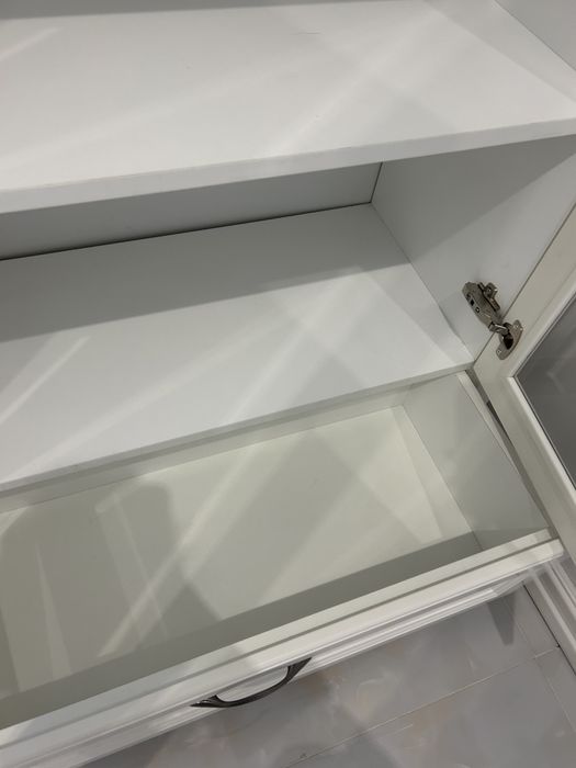 Сервант білого кольору