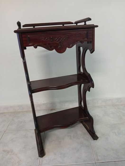 Consola Clássica em Madeira Maciça com Gaveta e Prateleiras – Vintage