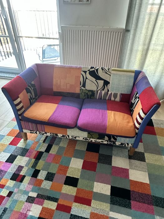 Sofa kolorowa w dobrym stanie