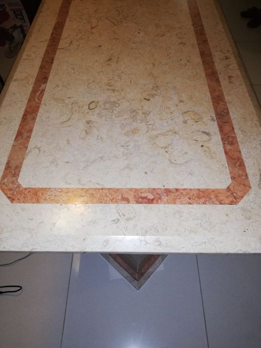 Mesa de sala em mármore rosa