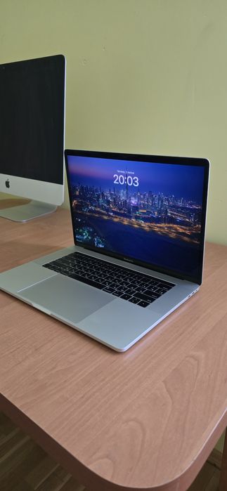 Ноутбук Apple MacBook 15" 2018 Touchbar i7 16/256 Radeon 555X