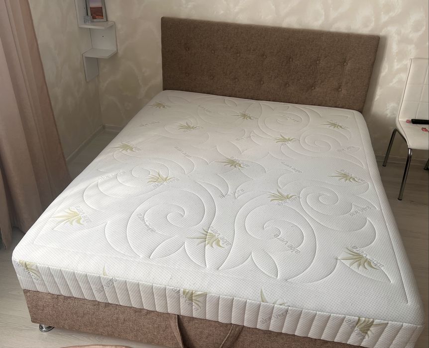 Двоспальне ліжко з матрацом