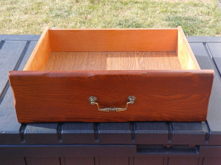 Cztery drewniane szuflady z debowymi frontami i okuciami.