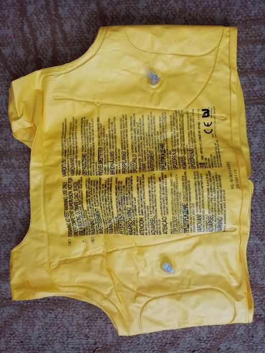 Надувний жилет для плавання