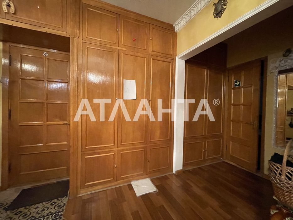 Трехкомнатная квартира с большой кухней студией