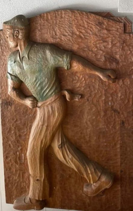 Painel em madeira maciça trabalhada a alto televou