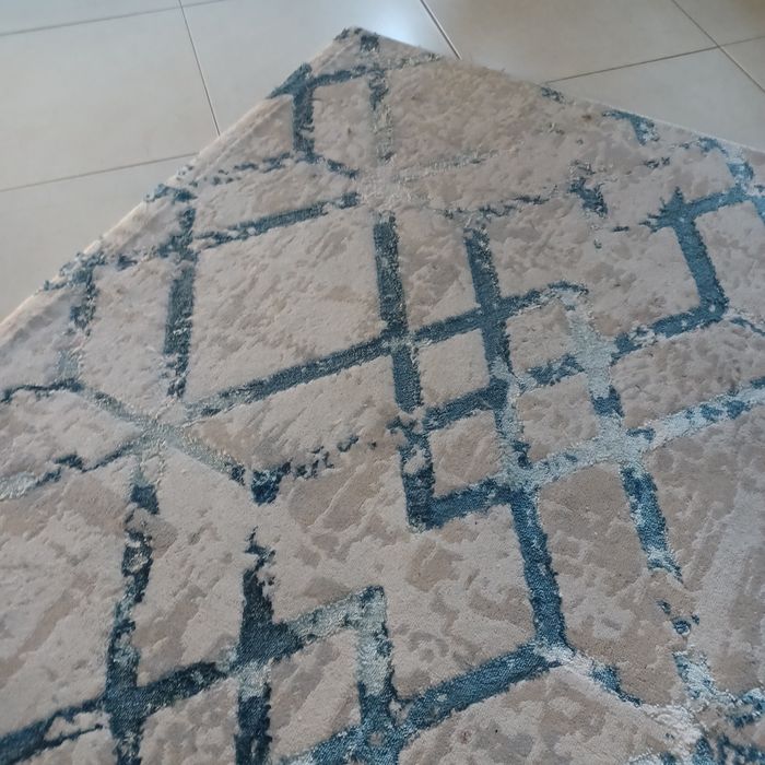 Vendo tapete poliester azul 1,60×2,30. Como novo.