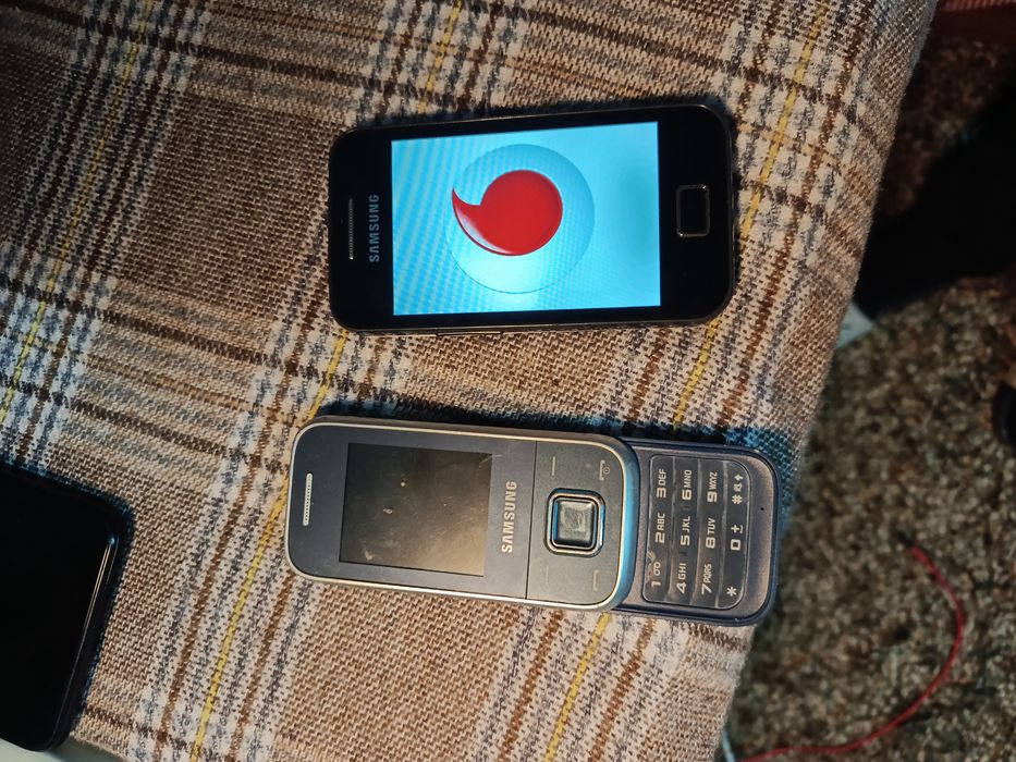 Vendo 2 Samsung  em bom estado