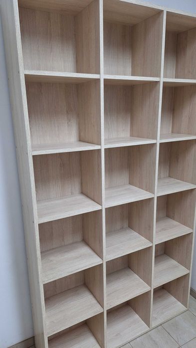 Regał na książki/ segregatory.