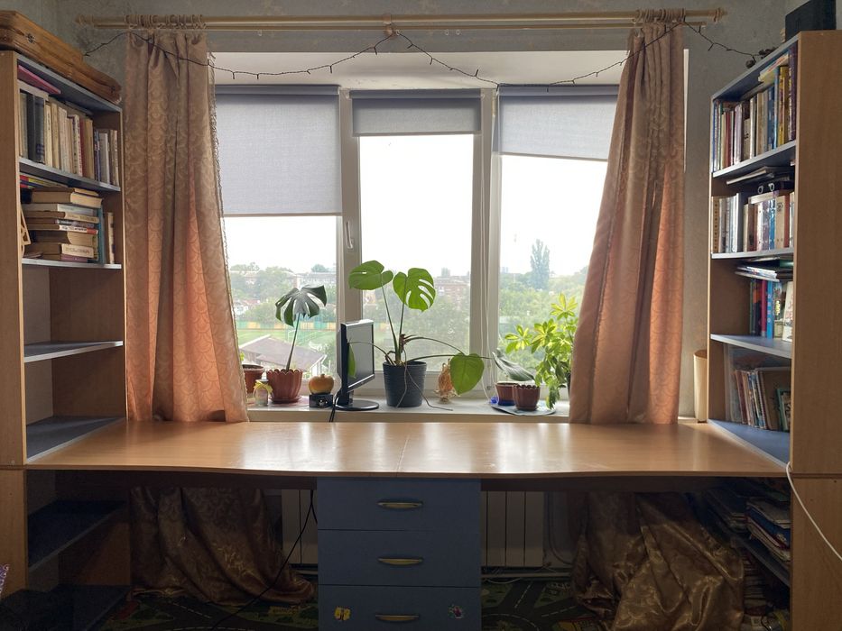 Стіл письмовий з полицями