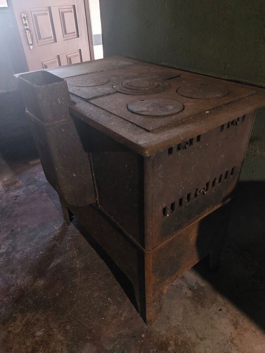 Fogão a lenha de ferro antigo com caldeira de água