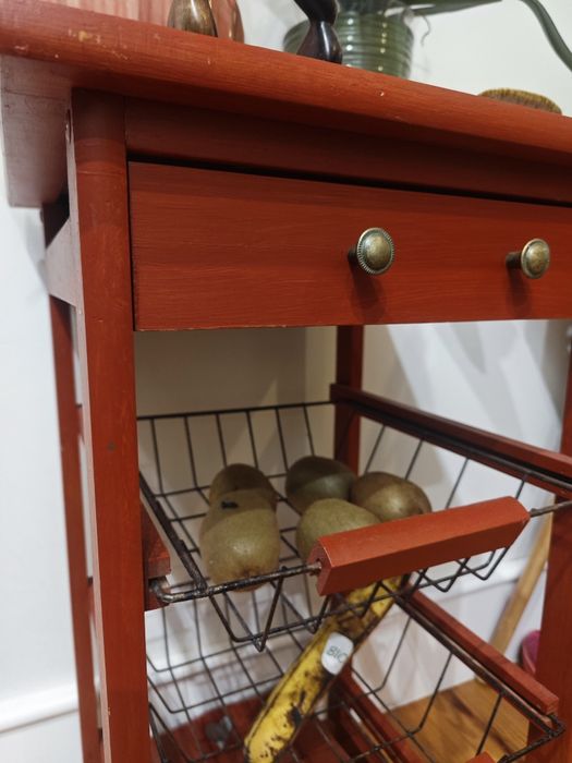 Movel de Madeira, peça artesanal. Com tabuleiro extraivel.