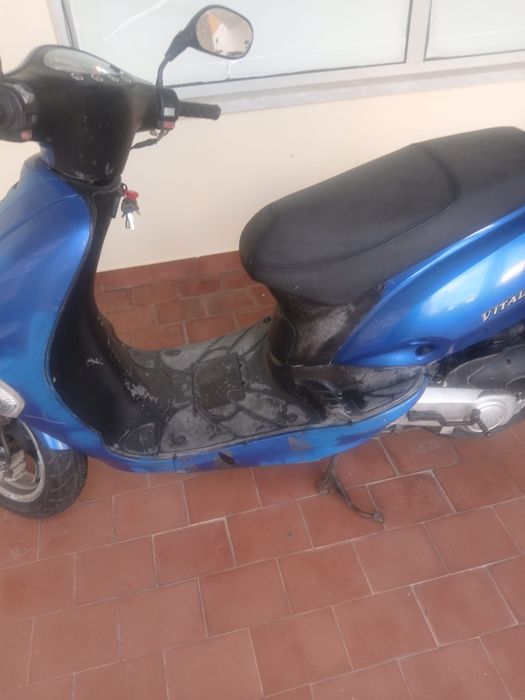 Mota 50cc com capacetes e baú
