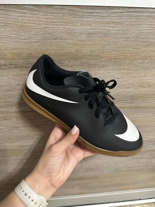 Дитячі футзалки БУ nike найк оригінальні чорні  37 (24,5 см )
