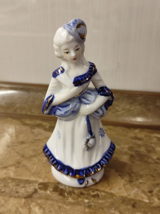 Порцелянова статуетка дівчини привезена з Голландії