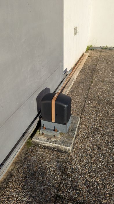 Portão de correr com automatismo