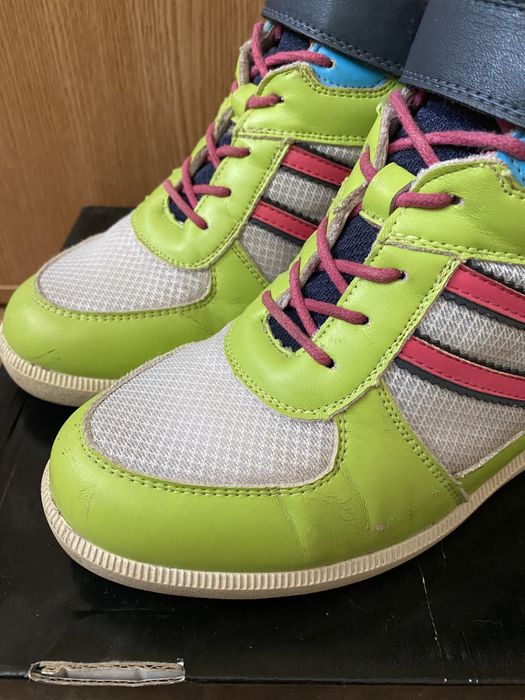 Женские кроссовки на танкетке