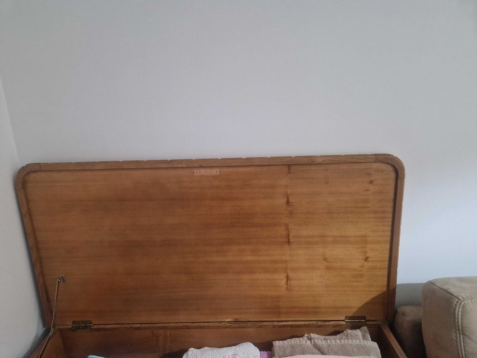 Arca em madeira castanha