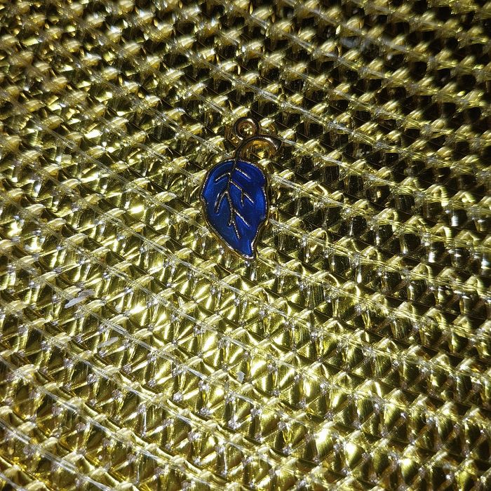 Zawieszka charms liść.