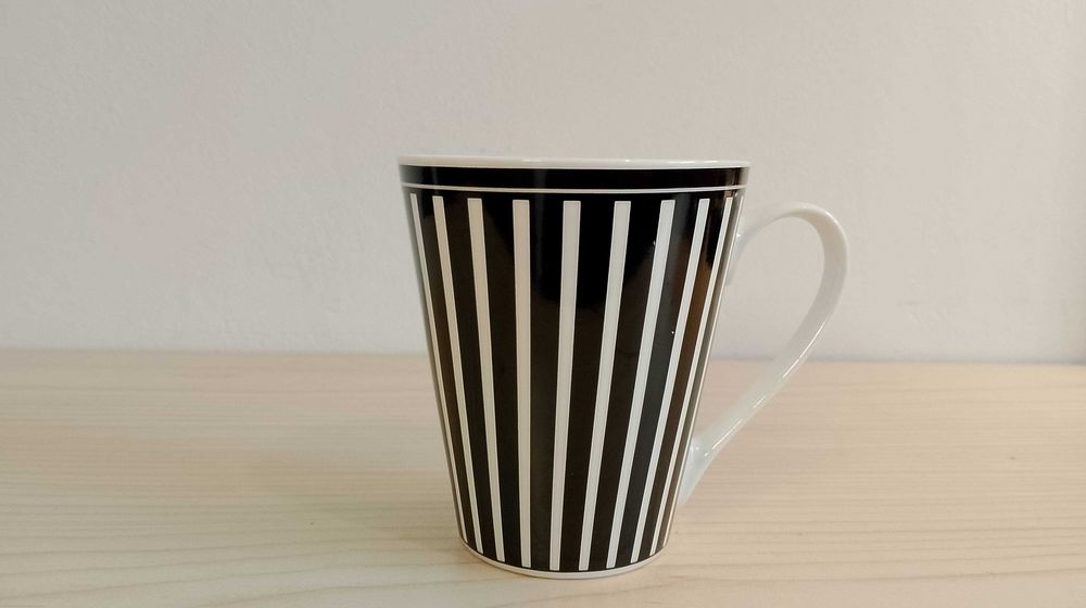 Kubek w pasy, czarno biały, 250 ml.
