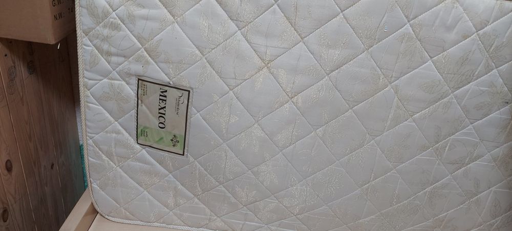 Кровать двохярусну, тримісну, дерев'яну.