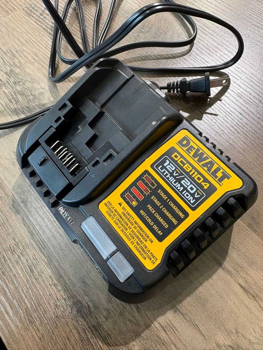 DeWALT DCB1104 Ładowarka 12V/18V XR Li-Ion OUTLET USA