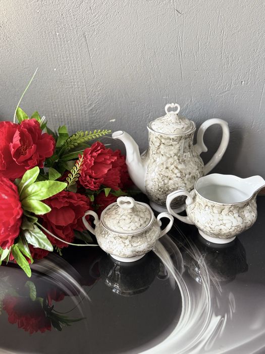 Śliczny serwis kawowy porcelana Karolina Czytaj opis !