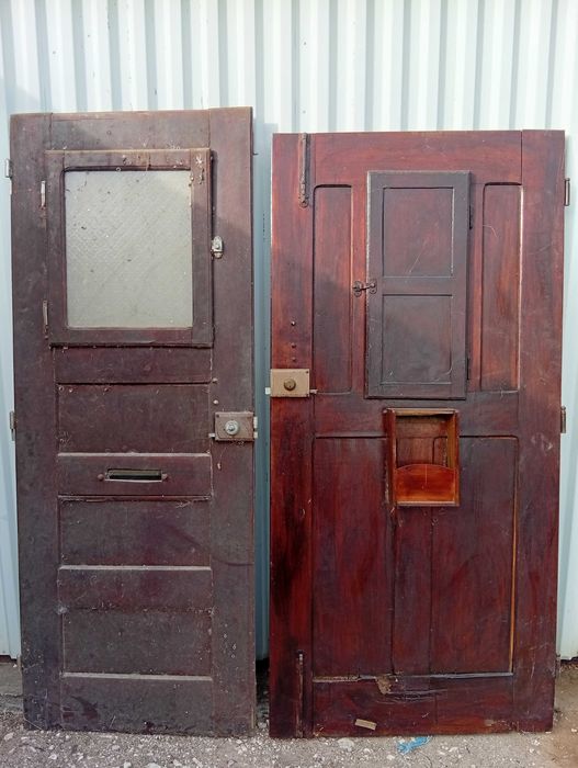Duas portas antigas