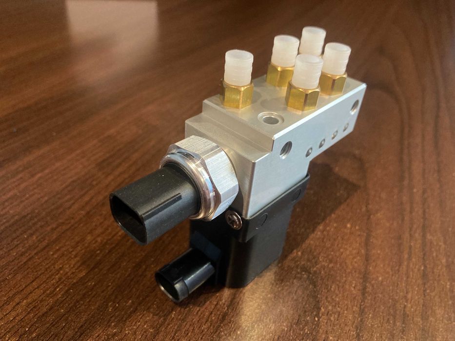 Блок клапанів пневмо підвіски Мерседес W211 E220 E200 E270 E320