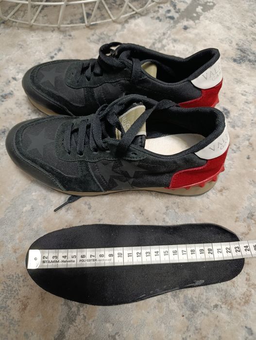 Valentino Garavani моделі Rockrunner,в розмірі 36.