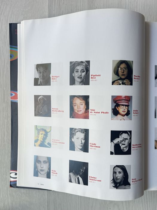 Livro sobre várias mulheres artistas