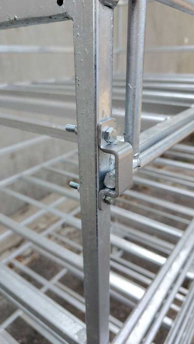 Wózek z kółkami do magazynowania i transportu butli turystycznych