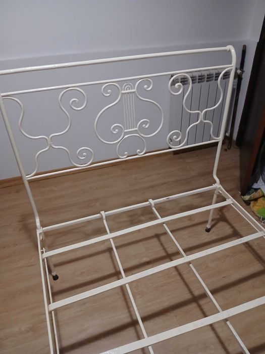 Vendo cama antiga de ferro forjado