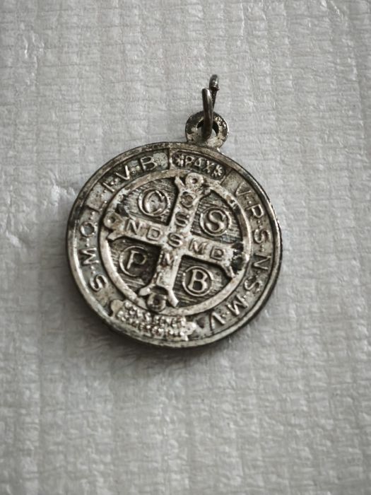 Św. Benedykt ,  medalik religijny z ochroną przed złem 1944 rok .
