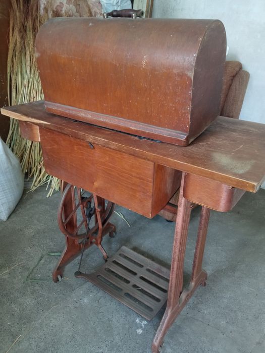 Ножная швейна машинка