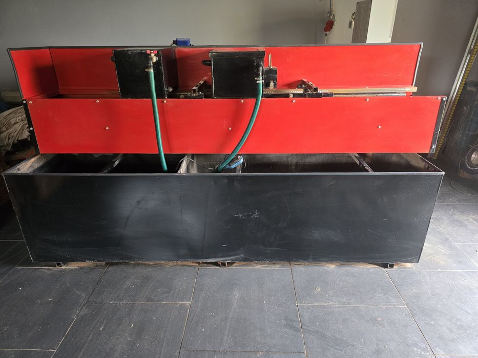 Piła do cegły z taśmociągiem