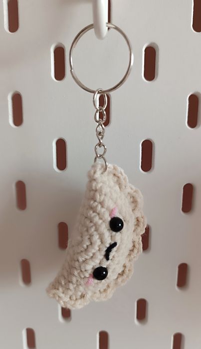 Breloczek pieróg na szydełku
