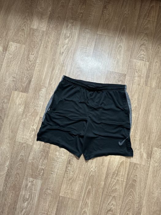 Спортивні шорти nike dri-fit strike short running в гарному стані л розмір оригінал