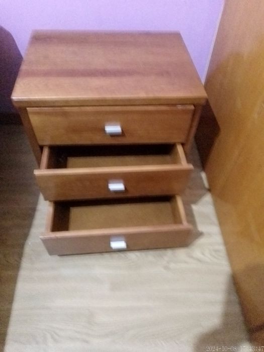 Cómoda e mesas cabeceira